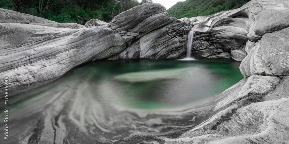 Fototapeta premium Detail der Verzasca II, Pano 