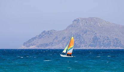 Fotobehang Zeilen Kleine zeilboot in baai Alcudia  © anastasstyles