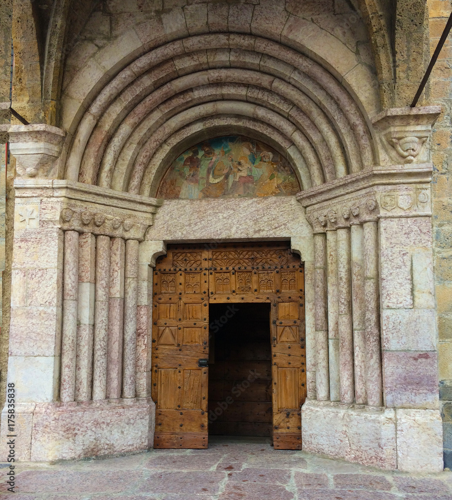 Porche en calcaire d'une église romane