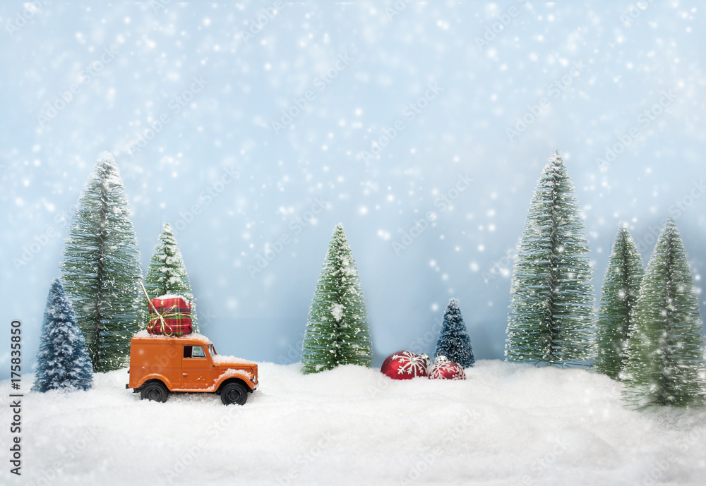 verschneite winterlandschaft mit auto und weihnachtsgeschenk und Tannenbäumen verschneite winterlandschaft mit auto und weihnachtsgeschenk und Tannenbäumen