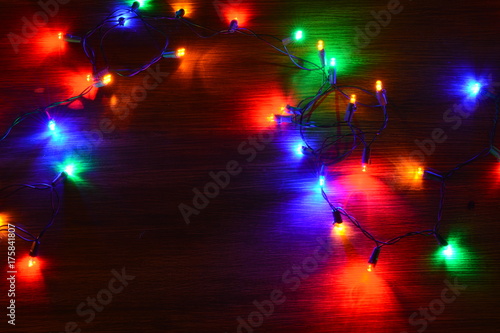 Enfeites de Natal sobre a mesa, luzes de Natal no escuro