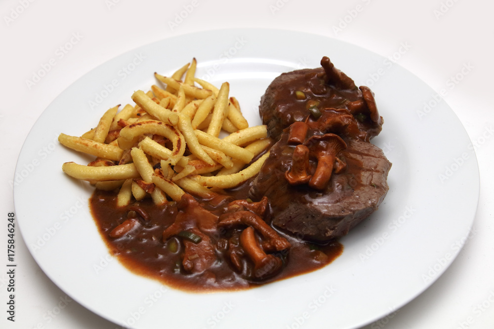 Rinderfilet mit Pfifferling-Portwein Sauce und Schupfnudeln. Rinderfilet mit Pfifferling-Portwein Sauce und Schupfnudeln.