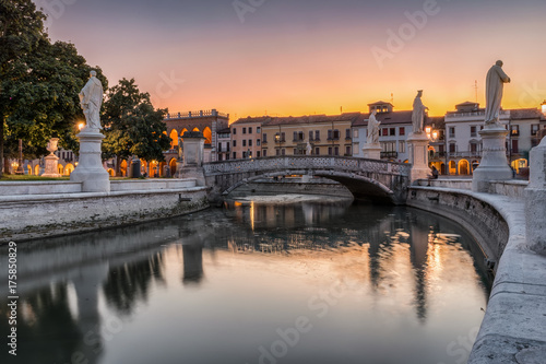 Brücke und Kanal am Prato della Valle Platz in Padova, Italien