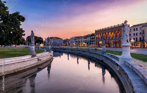 Stampa su tela Der Platz Prato della Valle bei Sonnenuntergang in Padova, Italien