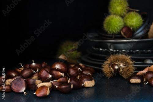 castagne appena raccolte. Ricci di castagna acerbi sfocati sullo sfondo photo