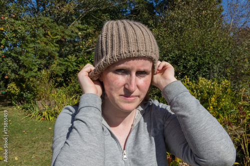 Fotografie Femme qui met un bonnet