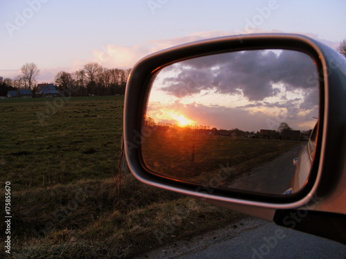 Sonnenuntergang im Rückspiegel - Vergangenheit © theresafe