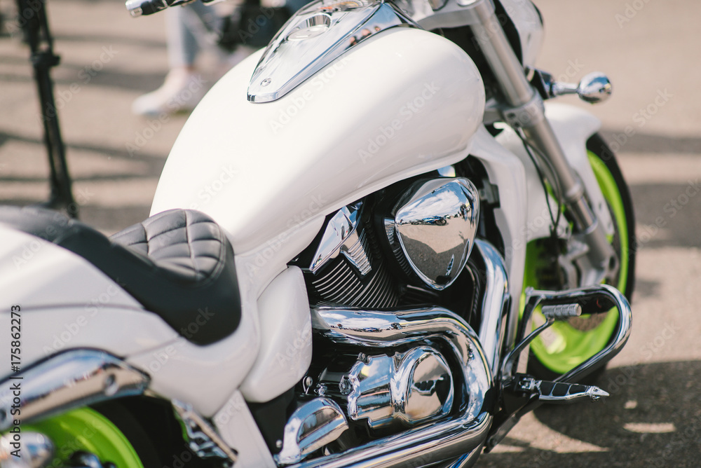 Fototapeta premium Błyszczący chromowany blok silnika motocykla