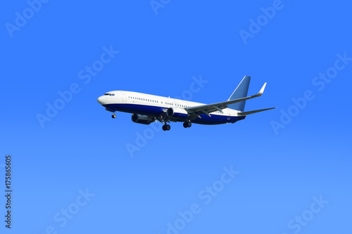 Odrzutowy samolot pasażerski na tle błękitnego nieba.