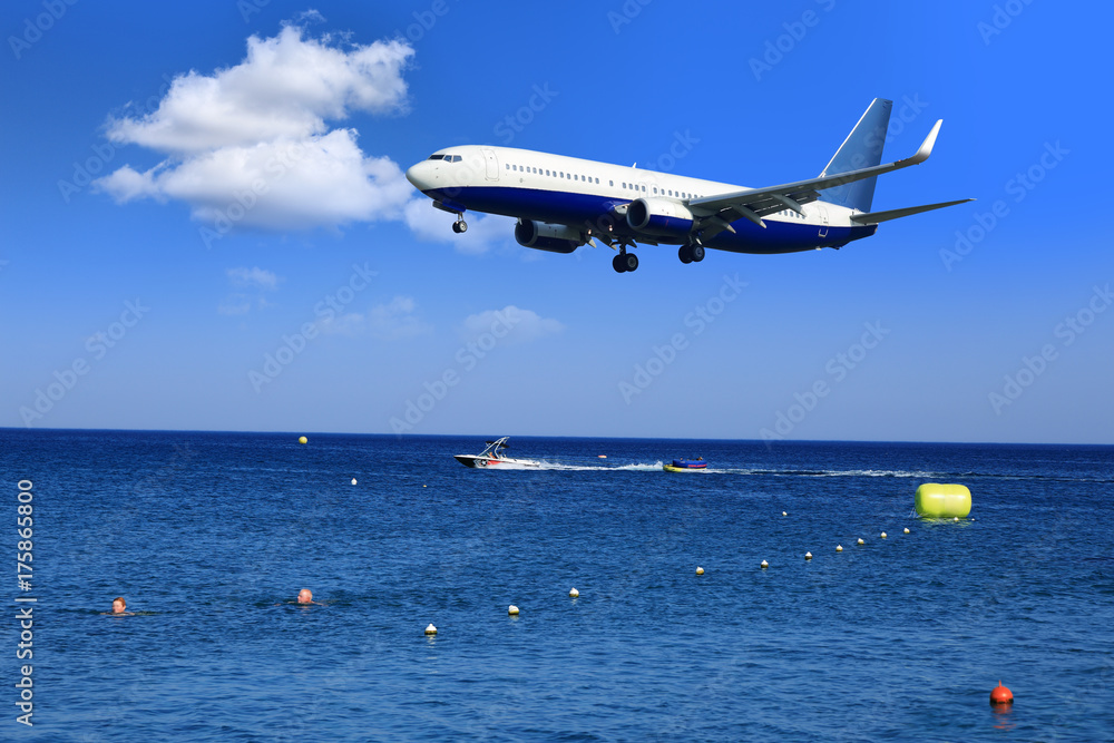 Lądowanie samolotu pasażerskiego nad morzem Śrudziemnym, wyspa Rodos. - obrazy, fototapety, plakaty 