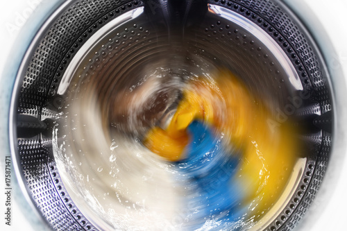 Fotografía View inside the washing machine while washing laundry
