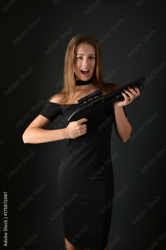 une belle femme avec pistolet