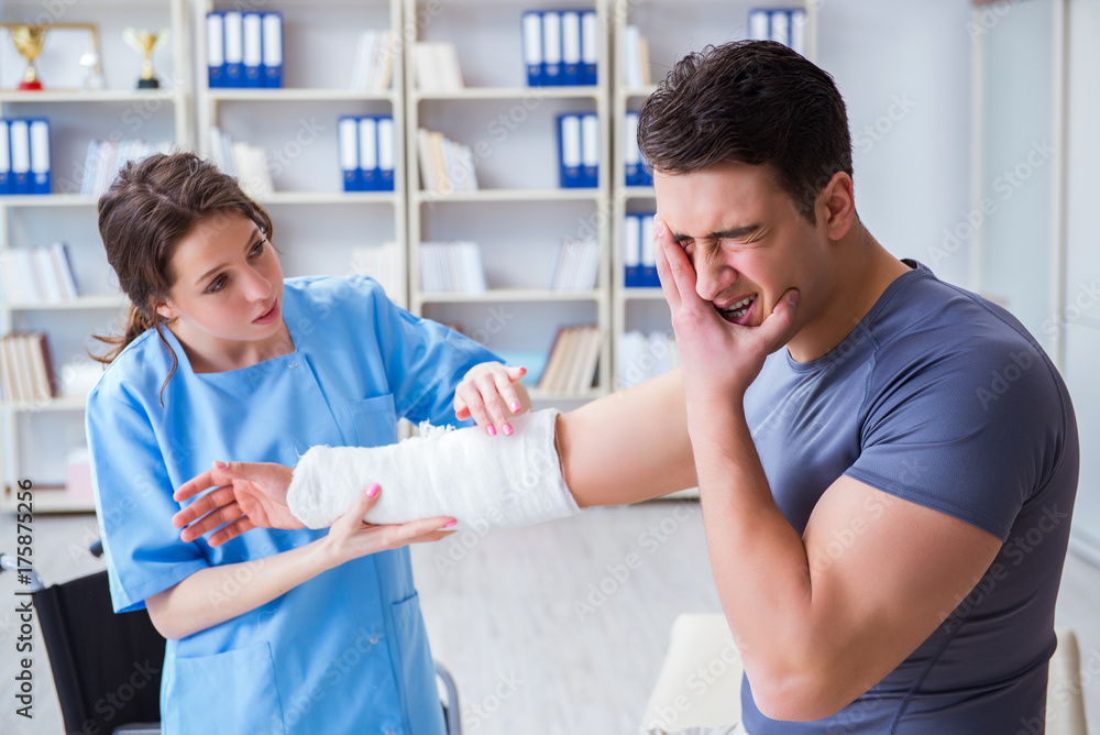 Obraz premium Doctor and patient during check-up for injury in hospital