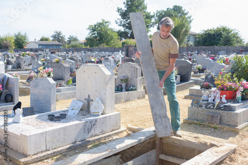 Tablou pe pânză man working in cemetary