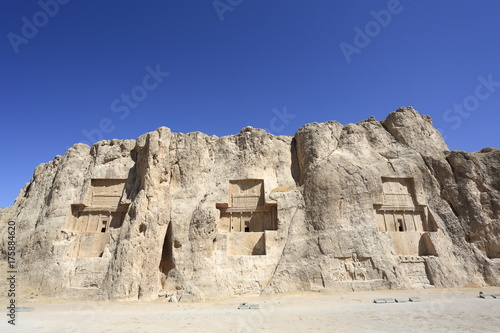 ナグシェ・ロスタムの王墓 © kasbah