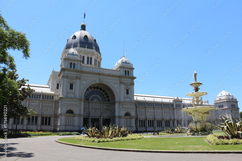 Obraz premium オーストラリアのロイヤルエキシビジョンビルディングとカールトンガーデン