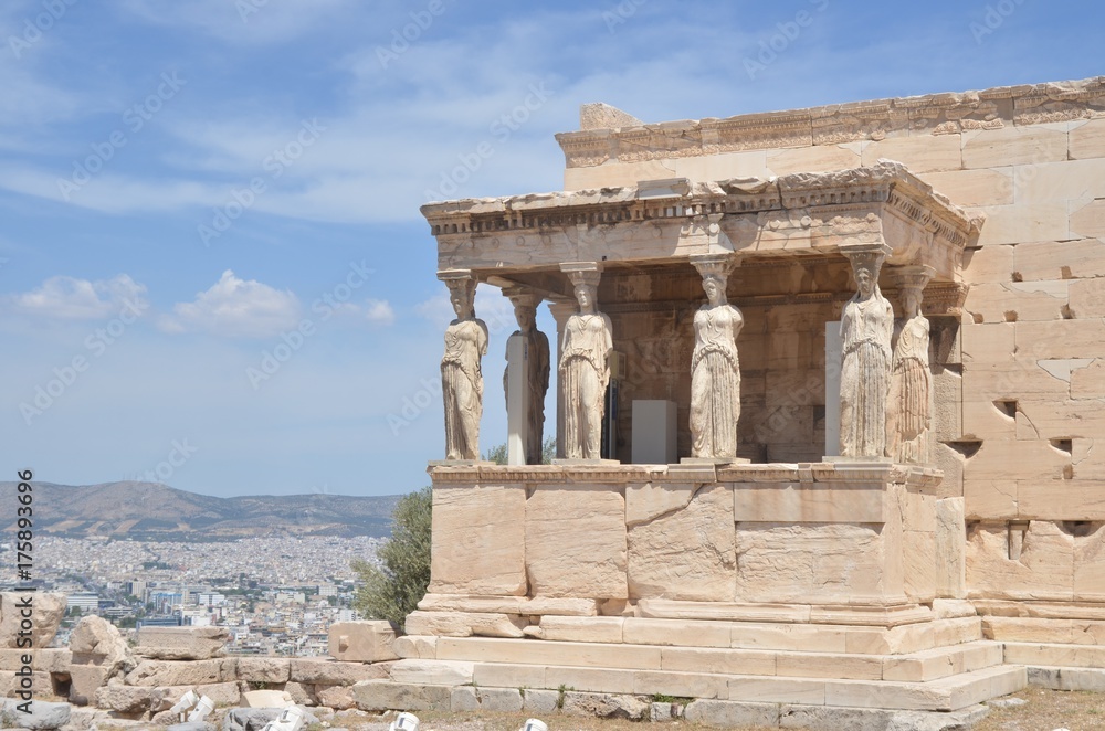 Baldaquin de l'Érechthéion, sur l'acropole d'Athènes avec ses cariatide ou caryatide, «femmes de Caryes »