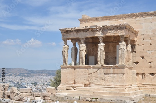 Baldaquin de l'Érechthéion, sur l'acropole d'Athènes avec ses cariatide ou caryatide, «femmes de Caryes »
