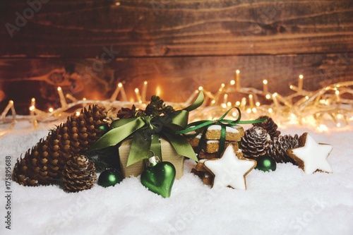 Grußkarte - Weihnachtsgeschenk grün mit Zimtsternen photo