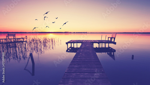 Fototapeta romantyczny boatstseg nad jeziorem jesienią