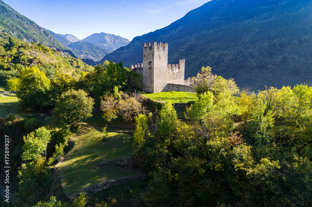 Obraz premium Grosio - Valtellina (IT) - Castello Nuovo - Parco delle incisioni Rupestri - vista aerea 