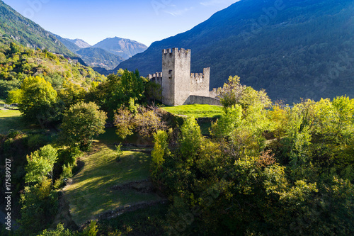 Grosio - Valtellina (IT) - Castello Nuovo - Parco delle incisioni Rupestri - vista aerea 