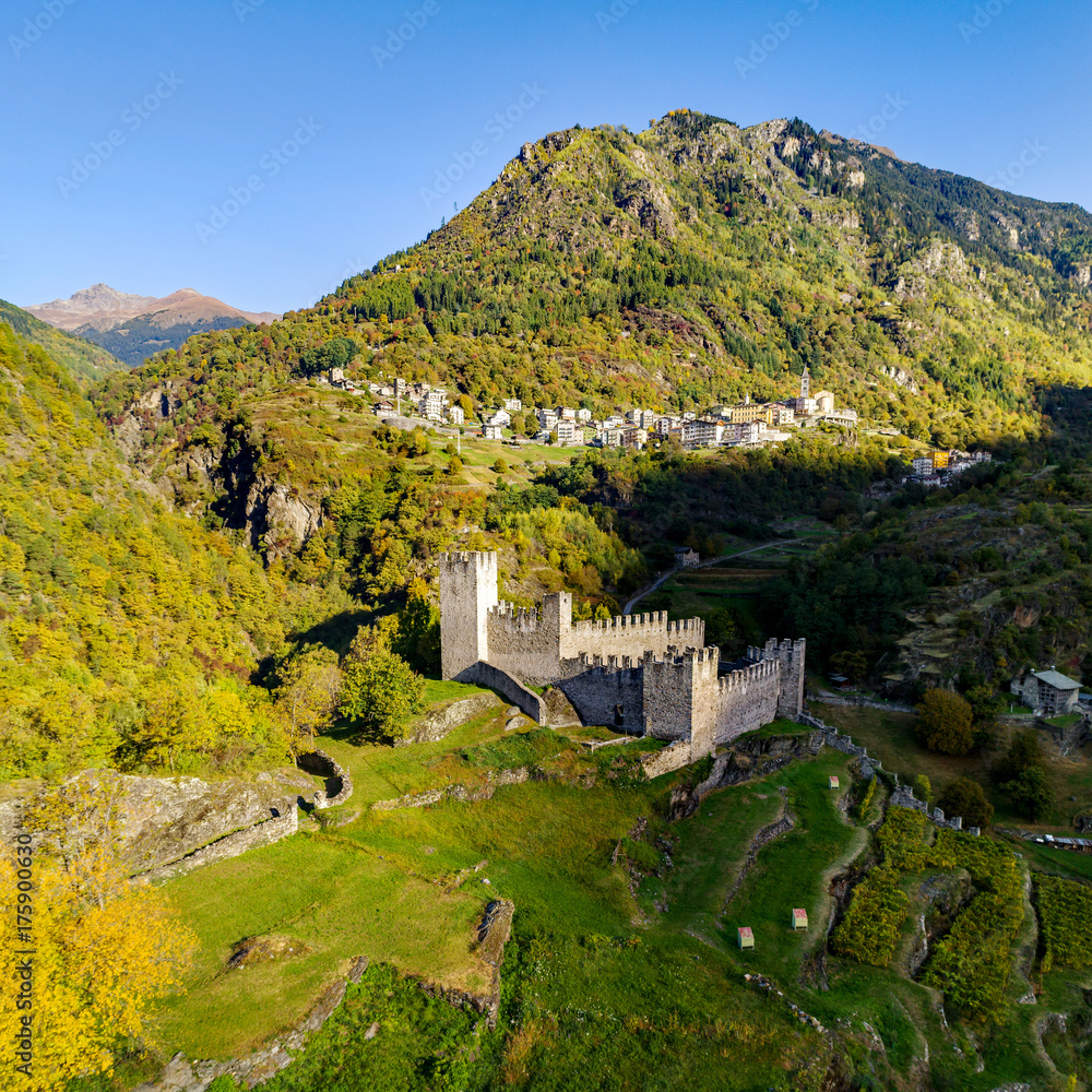 Grosio - Valtellina (IT) - Castello Nuovo - Parco delle incisioni Rupestri - vista aerea con Ravoledo sul fondo