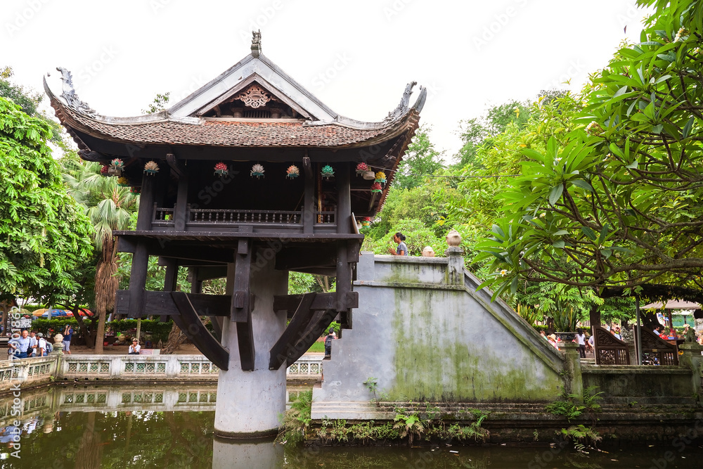 Fototapeta premium woman pray at One Pillar Pagoda, Hanoi