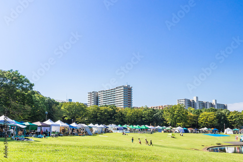 Obraz na płótnie 公園で催された休日のイベント w salonie