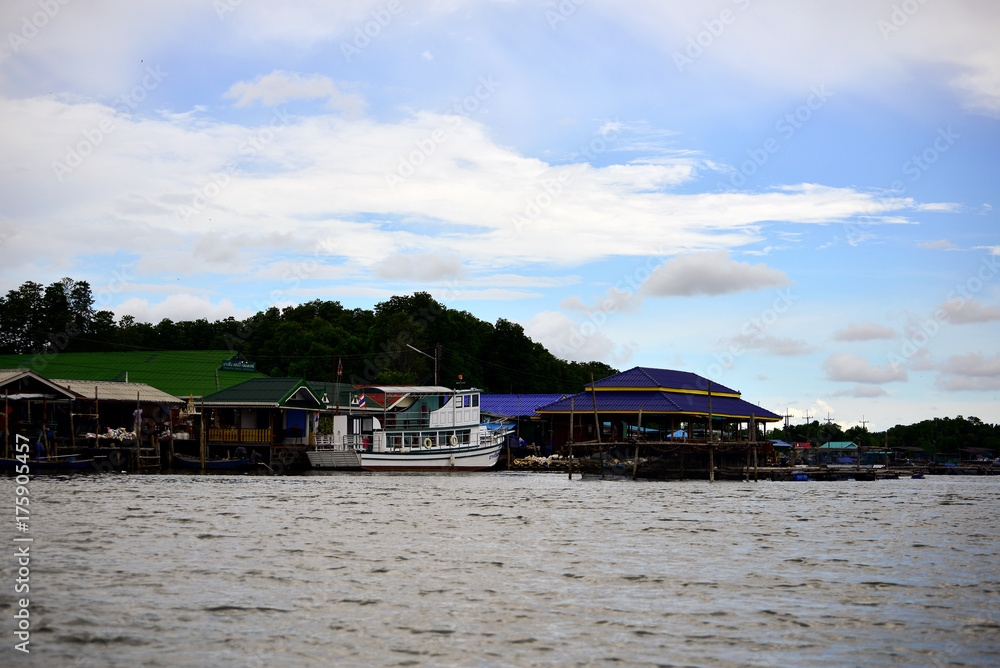 Naklejka premium Beautiful sea under blue sky