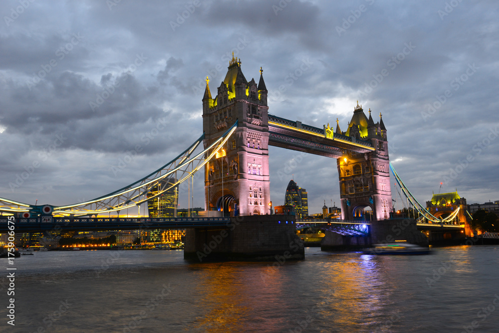 Obraz premium Londres Angleterre anglais brexit EU UE europe britannique London Livre sterling euro tower bridge pont tamise tourisme nuit eau fleuve city