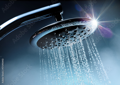 Foto Jet d'eau de douche avec éclaboussure et vapeur d'eau