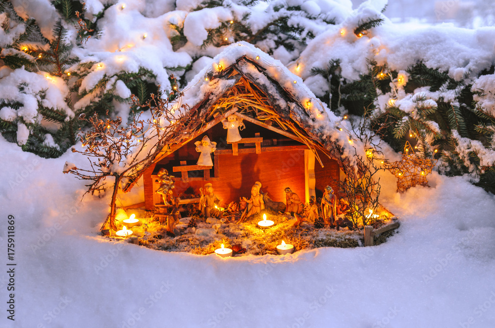 beleuchtete Weihnachtskrippe im Schnee Stock-Foto  Adobe Stock