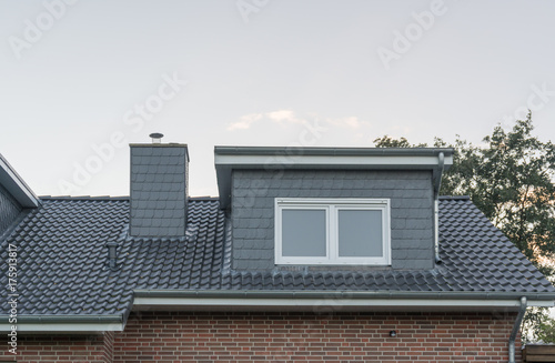 Schilderij op canvas Dach eines Hauses mit Schornstein und Gaube