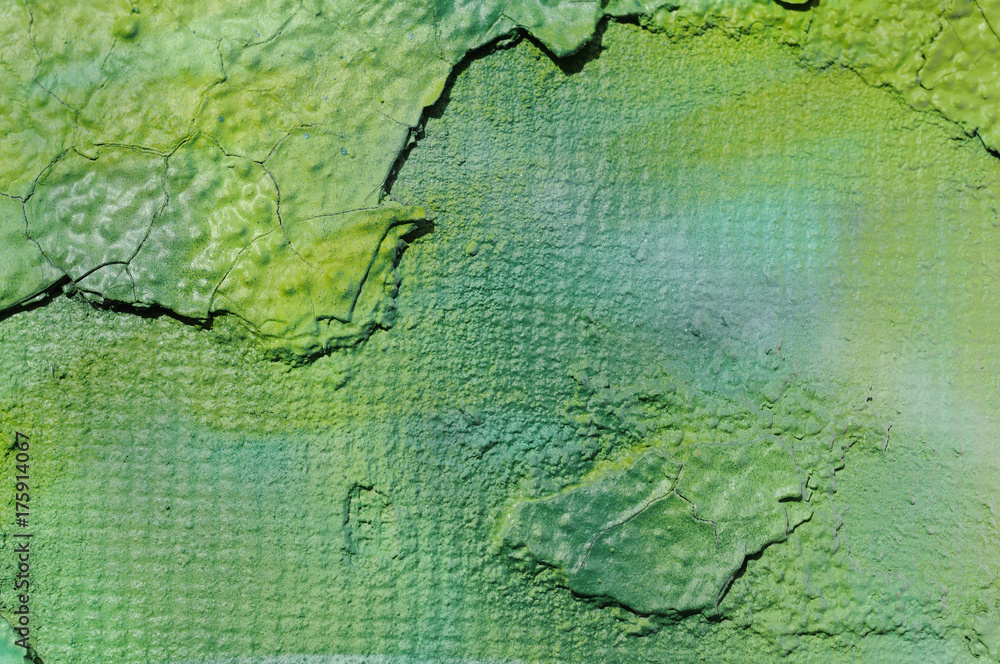 grün gestrichene Wand mit abblätterndem Putz