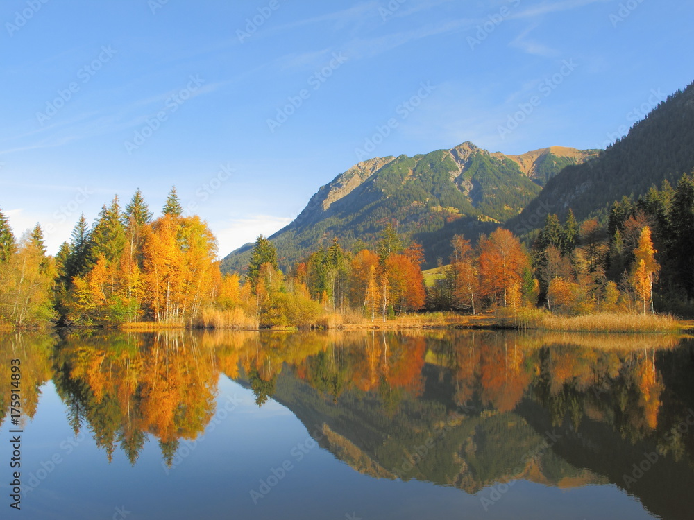 Bergsee im Herbst

