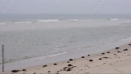 Strand der Nordseeküste an einem kalten, windigen und regnerischen Herbsttag mit grauem Himmel