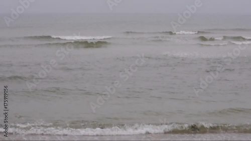 Nordseeküste an einem kalten, windigen und regnerischen Herbsttag mit grauem Himmel