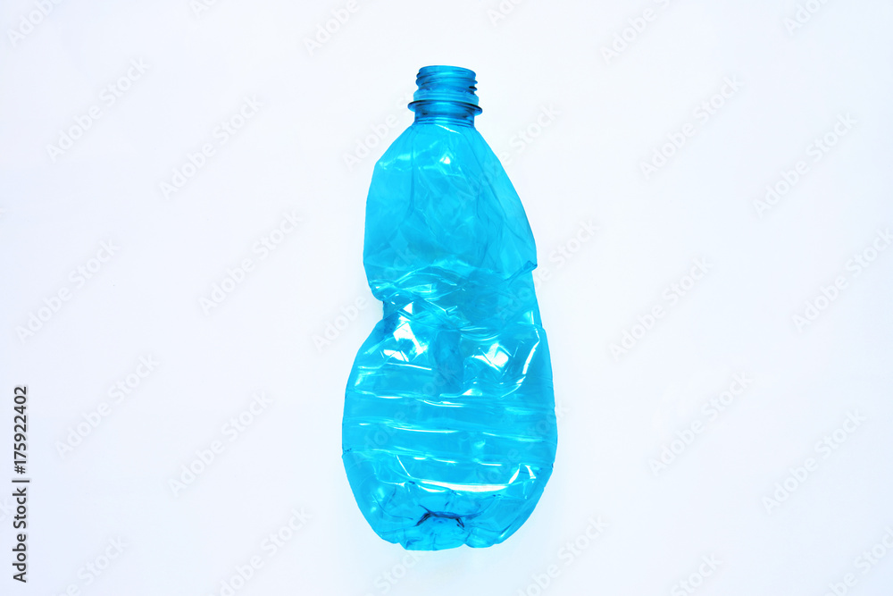 bottiglia di plastica pronta da mangiare un rifiuto plastica in una tavola  apparecchiata per il pranzo, sfondo bianco Stock Photo | Adobe Stock