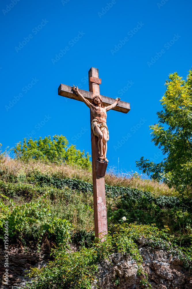 Croix et Christ dans le village de Conques en Rouergue Croix et Christ dans le village de Conques en Rouergue