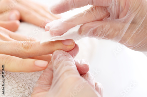 Zmywanie lakieru na paznokciach dłoni
