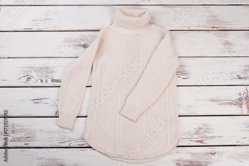Slika na platnu Long white knitted sweater