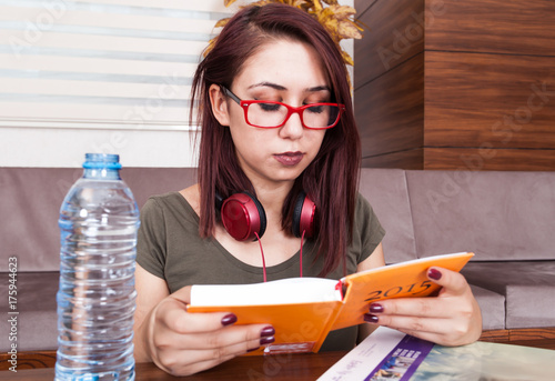 Obraz na plátně college with hard-working young girl books.