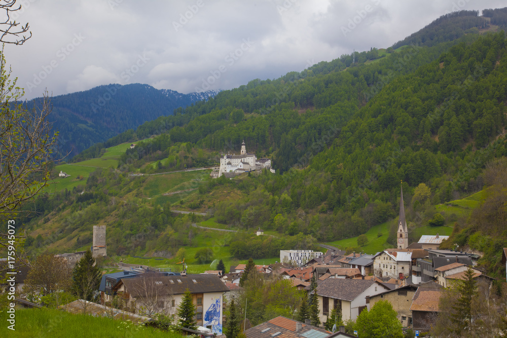 Südtirol- Impressionen, Burgeis im Vinschgau, mit Fürstenburg, im Hintergrund Abtei Marienberg