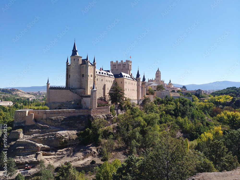 Alcázar de Segovia y catedral al fondo