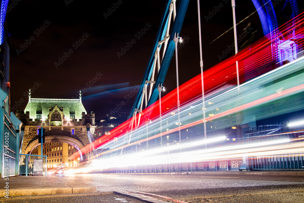 Naklejka premium Traffic Crossing Tower Bridge