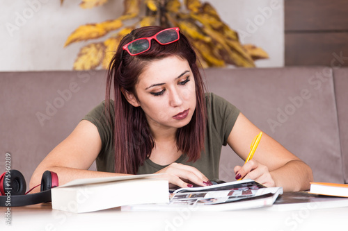 Fotografie college with hard-working young girl books.