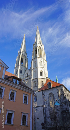 Türme einer Kirche/ Die Türme der Pfarrkirche St. Peter und Paul ragen in den blauen Himmel; Kirche in Görlitz in Sachsen 