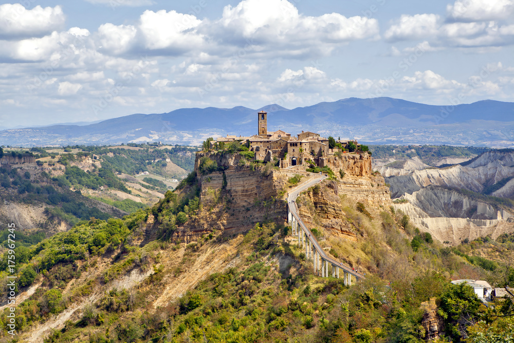 Чивита ди Баньореджо – средневековый город-замок. Италия.