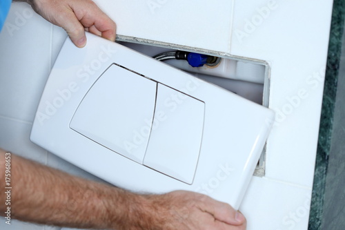 Wallpaper Mural Sanitärmonteur installiert Spülkasten Torontodigital.ca